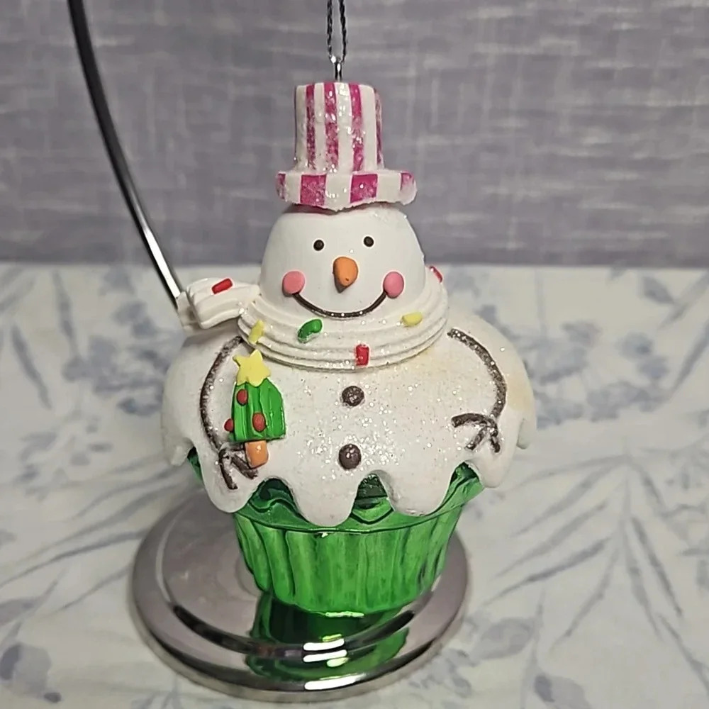 CUPCAKE ORNAMENT